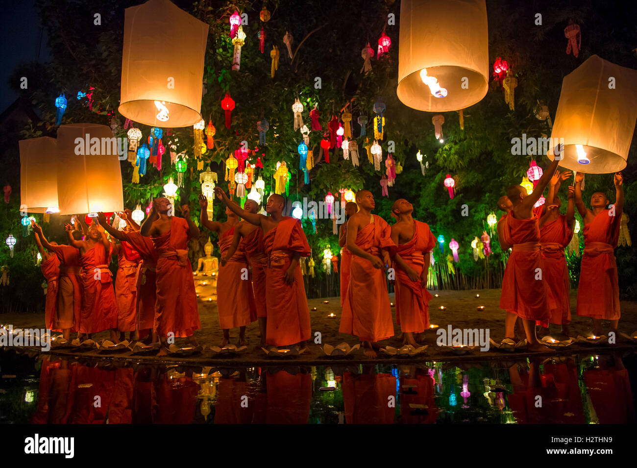 CHIANG MAI, Thailandia - Novembre 07, 2014: gruppi di giovani monaci buddisti lancio lanterne del cielo al Yee Peng festival delle luci. Foto Stock