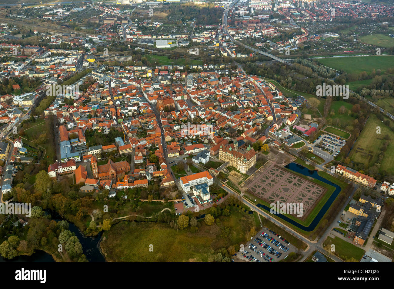 Fotografia aerea, Gustrow con castello e panoramica della città, Gustrow, Müritz scenario del mare, Meclemburgo-Pomerania Occidentale, Germania, Foto Stock