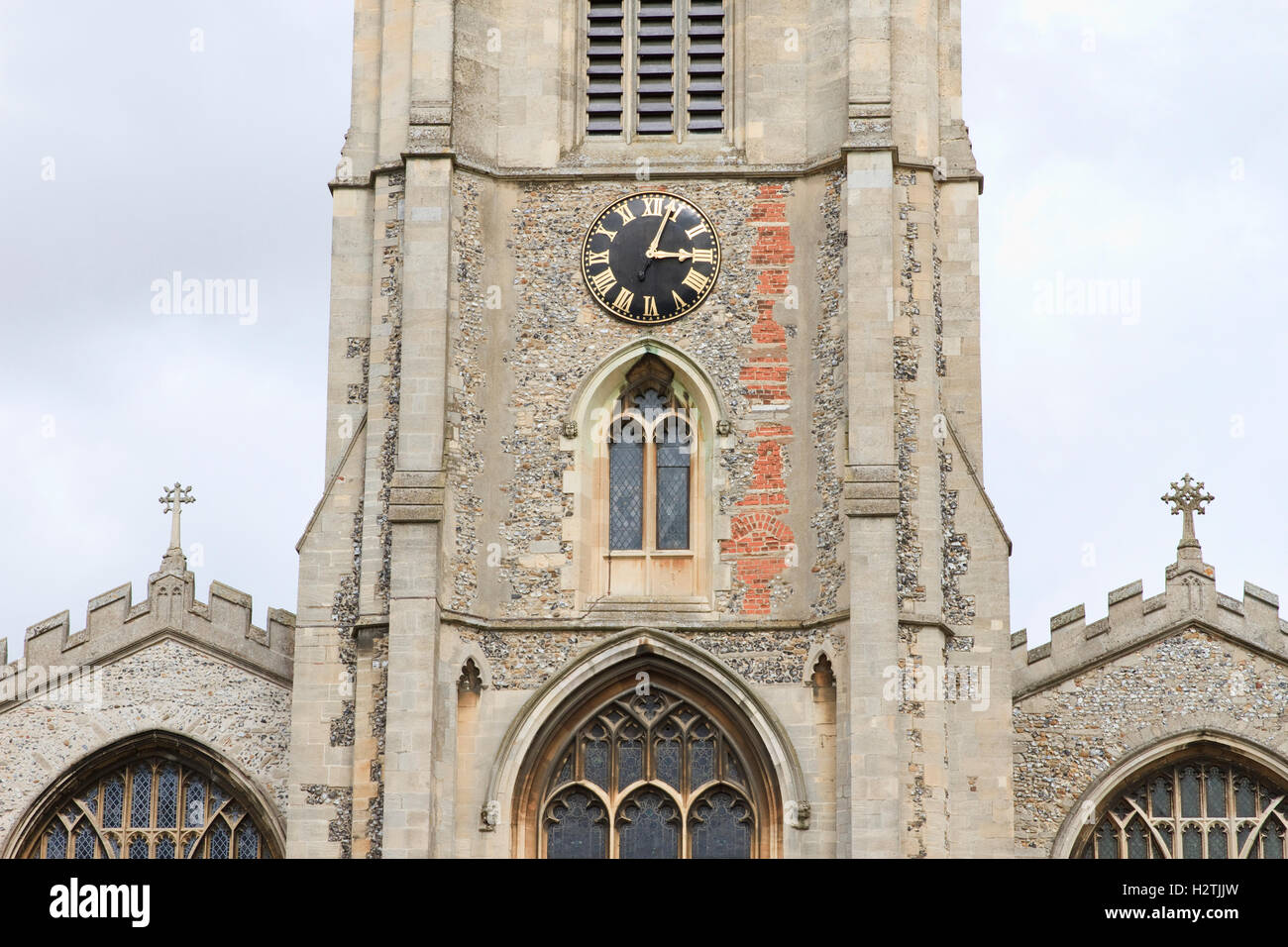 La sezione superiore della chiesa e la sezione centrale del campanile della chiesa parrocchiale di Santa Maria Vergine a Saffron Walden, Inghilterra. Foto Stock