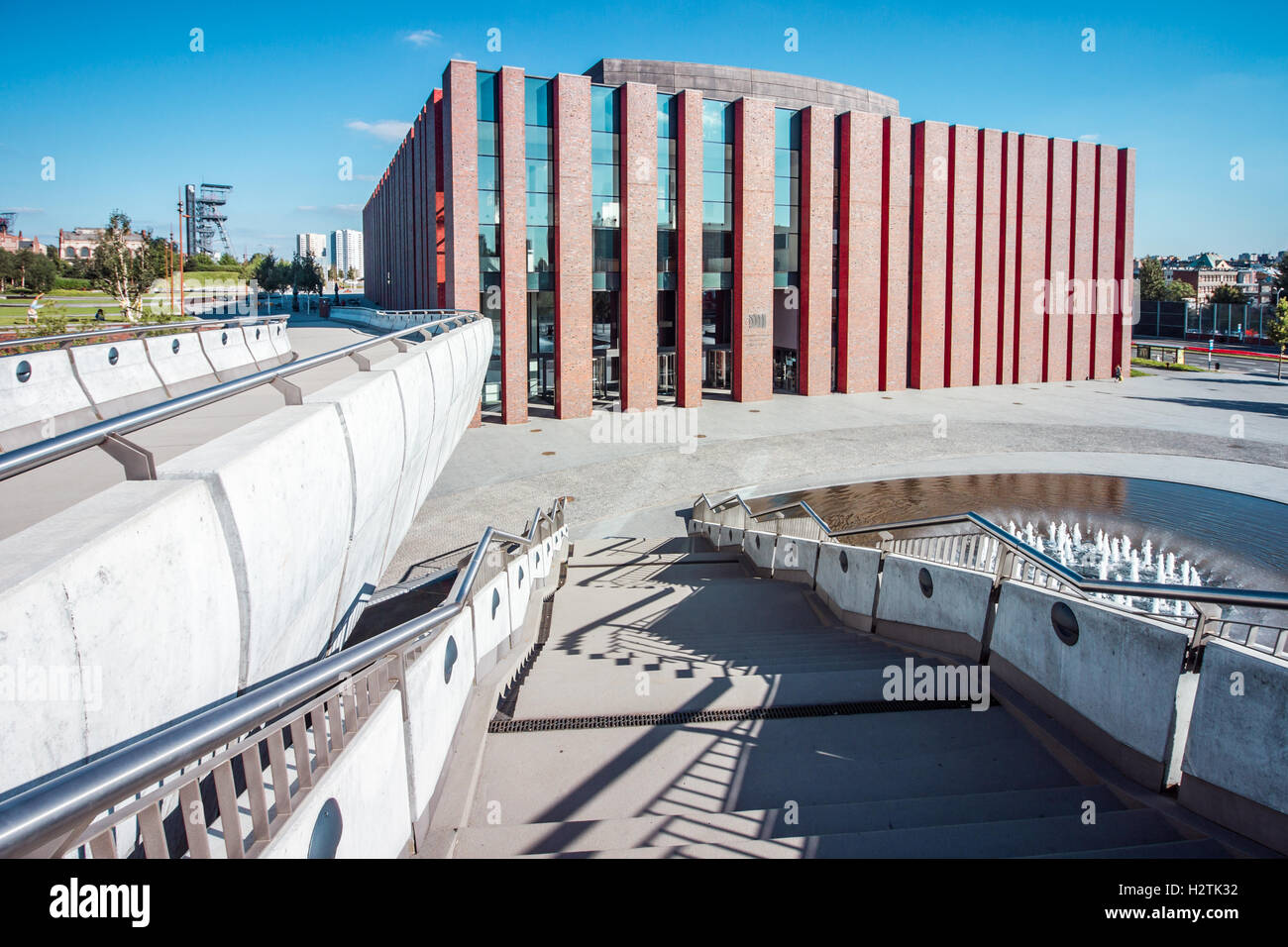 KATOWICE, Polonia - 25 agosto 2016: moderna sala da concerto della Orchestra Nazionale di Radio Polacca situato in un quartiere moderno o Foto Stock