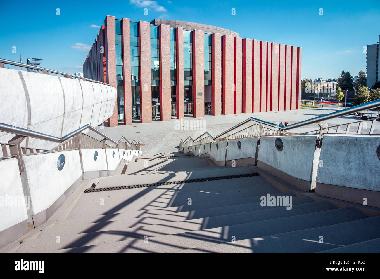 KATOWICE, Polonia - 25 agosto 2016: moderna sala da concerto della Orchestra Nazionale di Radio Polacca situato in un quartiere moderno o Foto Stock