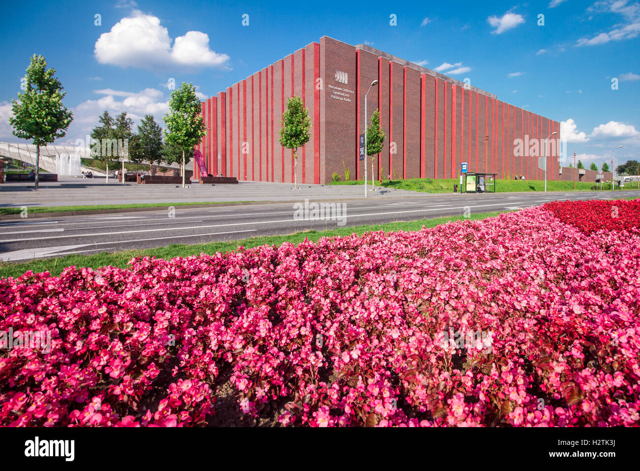 KATOWICE IN POLONIA - Agosto 18, 2016: moderna sala da concerto della Orchestra Nazionale di Radio Polacca situato in un quartiere moderno o Foto Stock
