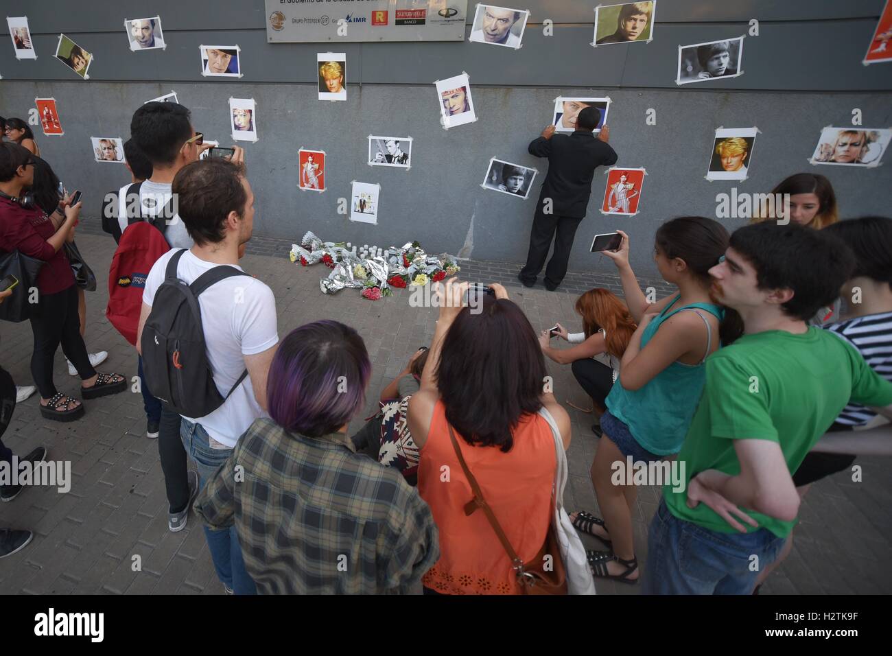 Buenos Aires, Argentina. 13 gen, 2016. Le persone si radunano davanti a uno schermo gigante durante una proiezione di David Bowie video. Foto Stock