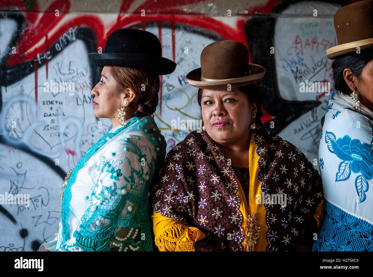 A sinistra Benita la Intocable , e a destra Angela la Folclorista, cholitas femmine lottatori, El Alto, La Paz, Bolivia Foto Stock