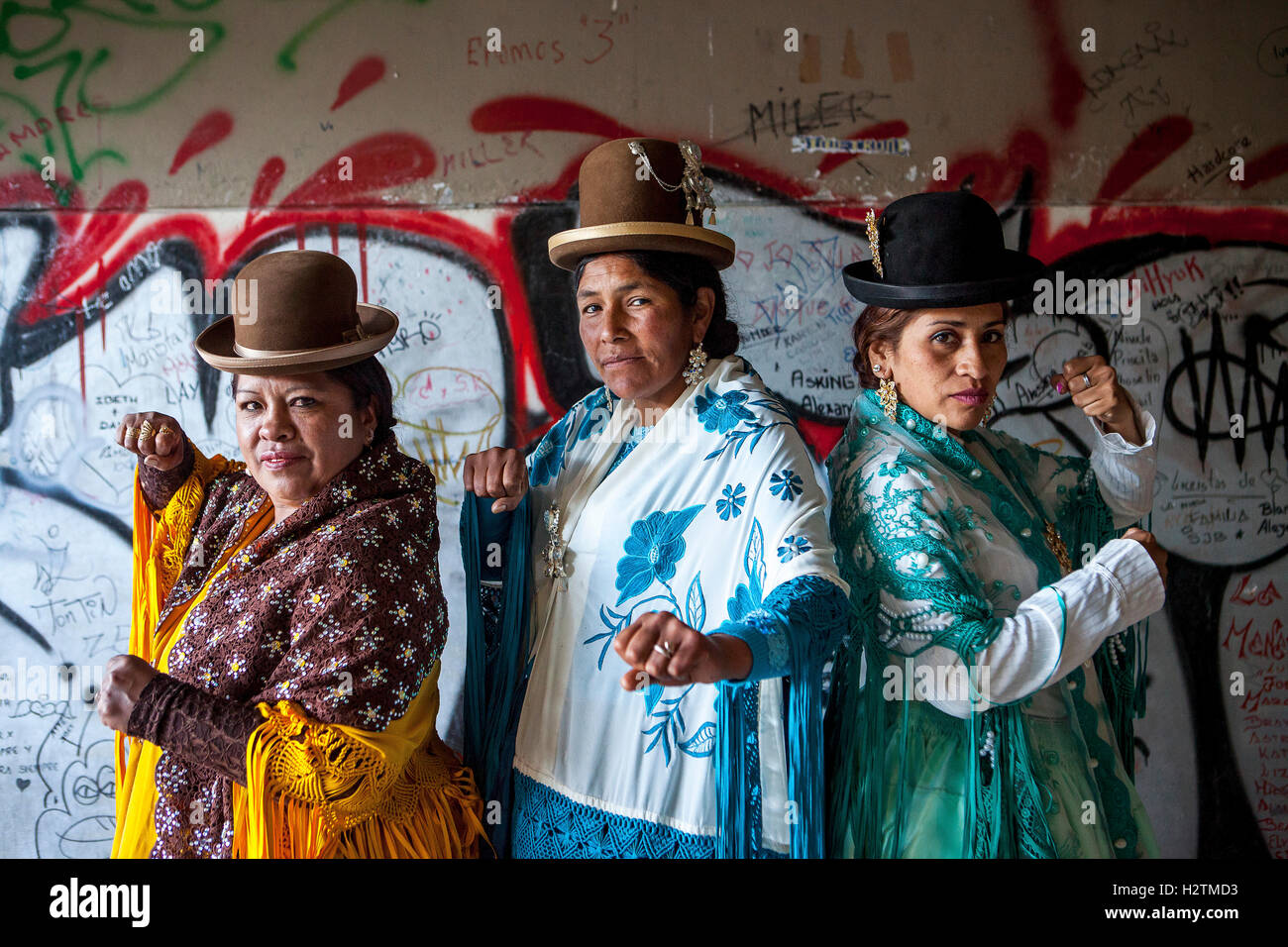 A sinistra Angela la Folclorista , nel mezzo Dina, e a destra Benita la Intocable, cholitas femmine lottatori, El Alto, La Pa Foto Stock