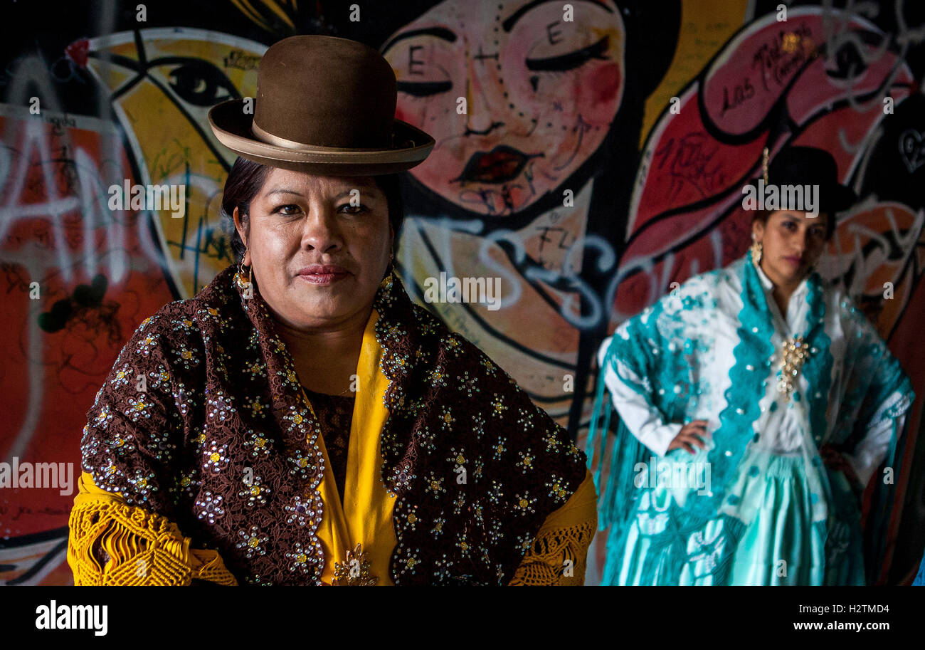 A sinistra Angela la Folclorista, a destra Benita la Intocable, cholitas femmine lottatori, El Alto, La Paz, Bolivia Foto Stock