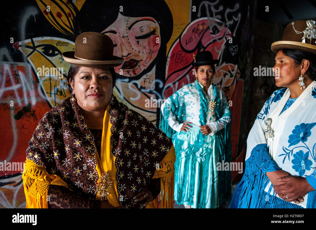 A sinistra Angela la Folclorista , nel mezzo Benita la Intocable, e a destra Dina, cholitas femmine lottatori, El Alto, La Pa Foto Stock