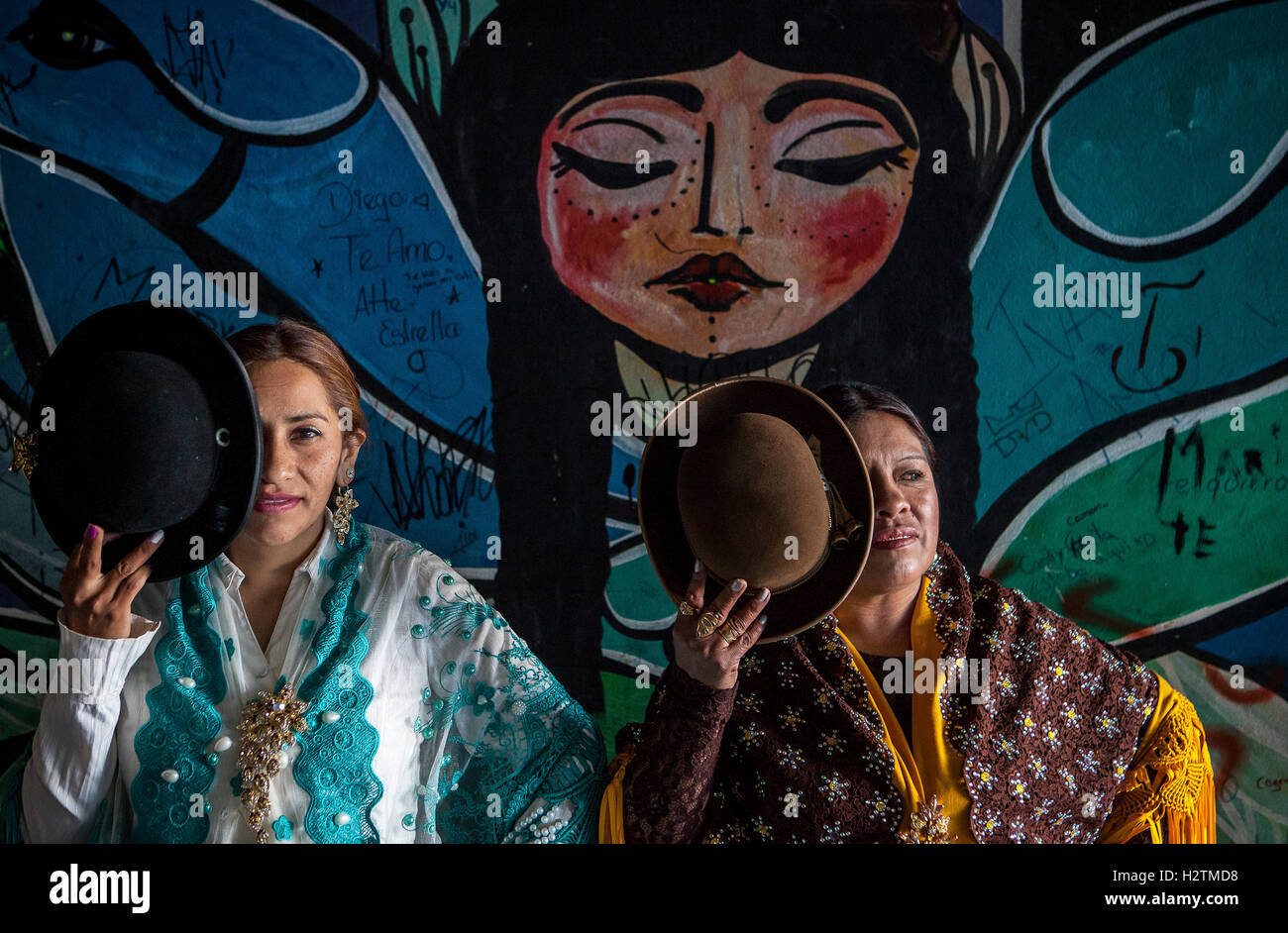 A sinistra Benita la Intocable , a destra Angela la Folclorista, cholitas femmine lottatori, El Alto, La Paz, Bolivia Foto Stock
