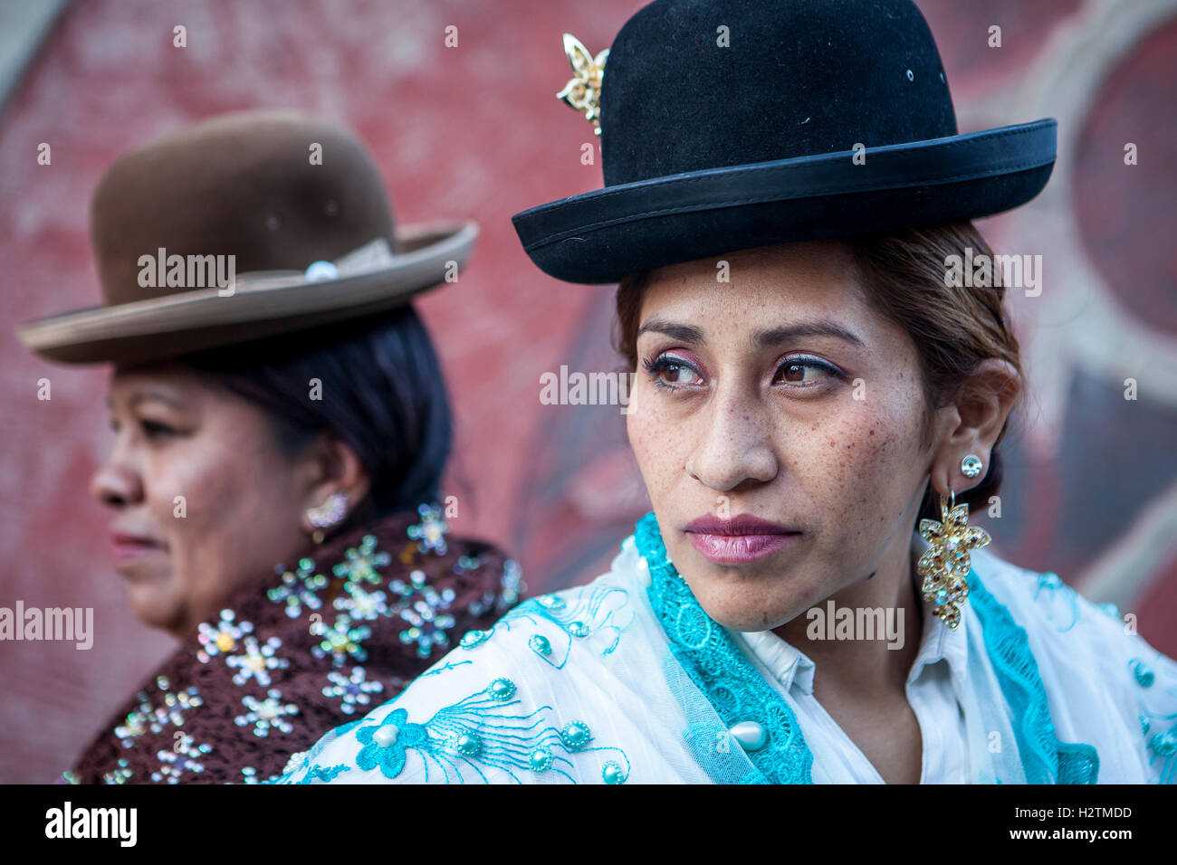 A destra Benita la Intocable , a sinistra Angela la Folclorista, cholitas femmine lottatori, El Alto, La Paz, Bolivia Foto Stock