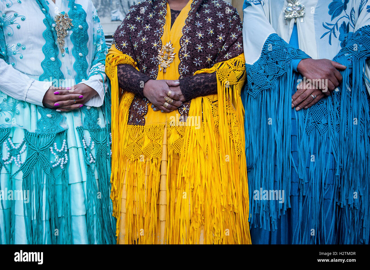 Dettaglio di abiti e le mani. A sinistra Benita la Intocable , in mezzo Angela la folclorista e a destra Dina, cholitas fema Foto Stock