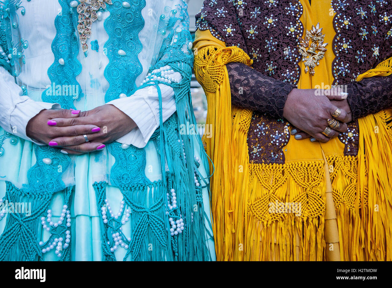 Dettaglio di abiti e le mani. A sinistra Benita la Intocable , a destra Angela la Folclorista, cholitas femmine lottatori, El Alto, Foto Stock
