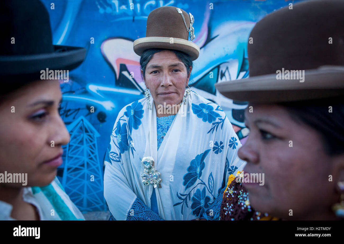 A sinistra Benita la Intocable , nel mezzo Dina, e a destra Angela la Folclorista, cholitas femmine lottatori, El Alto, La Pa Foto Stock