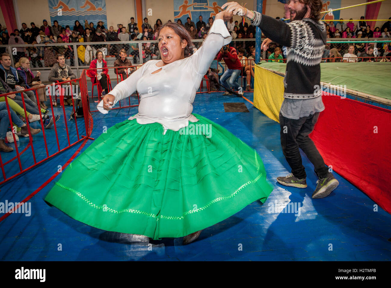 Lucha Libre. Dacing spontanea con la cholita Angela la Folclorista per celebrare la vittoria, centro sportivo La Ceja, El Alto, Foto Stock