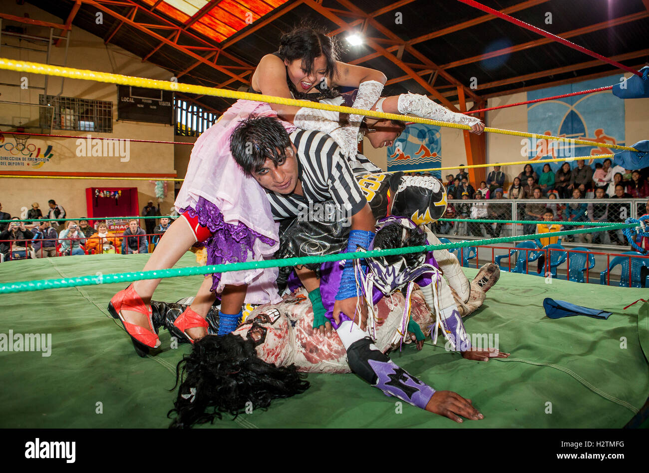 Lucha Libre. Julieta e Celia la simpatica durante un combattimento pazzo, contro i maschi lottatori, centro sportivo La Ceja, El Alto, La Pa Foto Stock