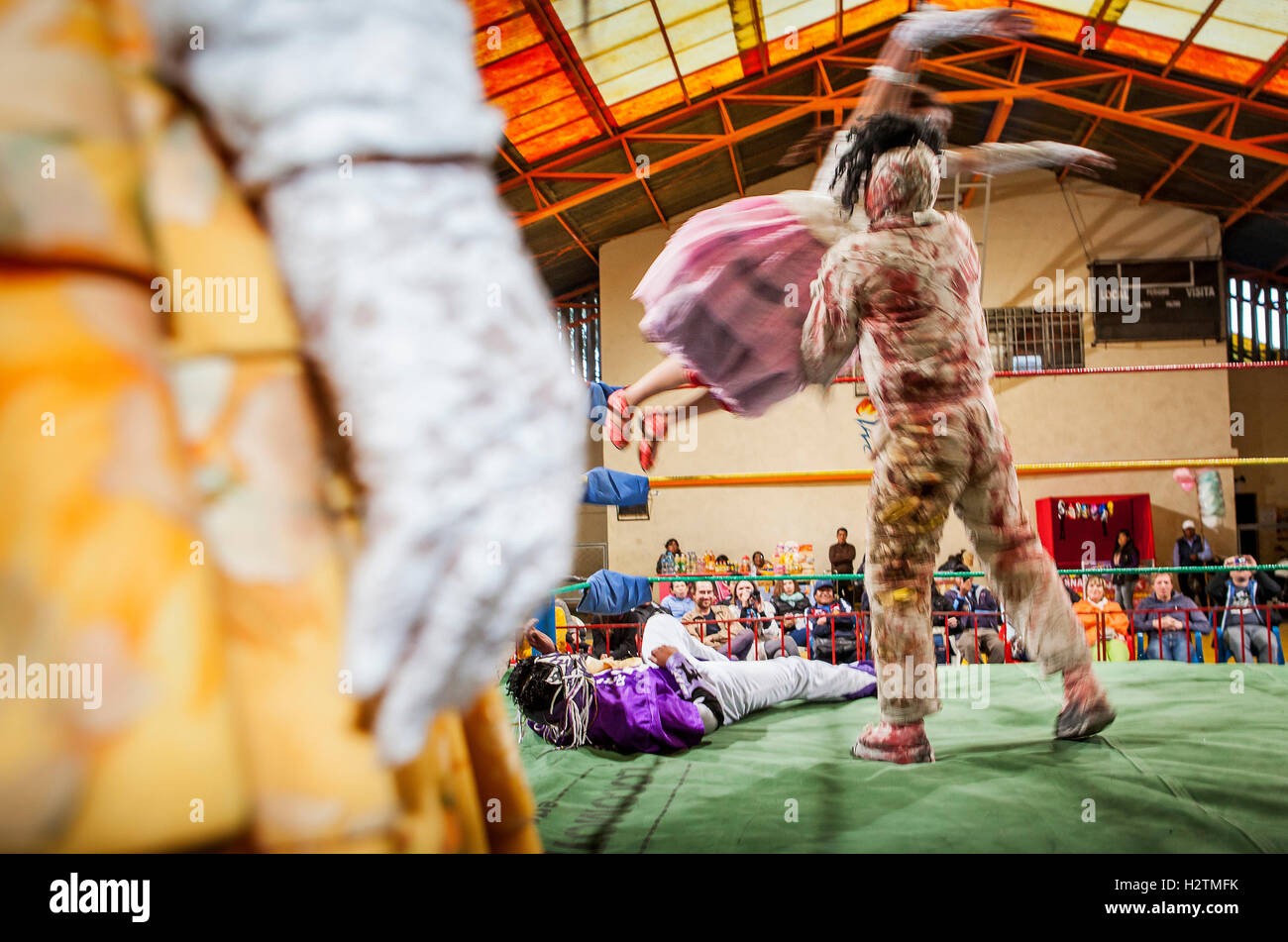 Lucha Libre. Angela la simpatica scuoiamento oltre la Momia, maschi e femmine cholitas lottatori in combattimento, centro sportivo La Ceja, E Foto Stock