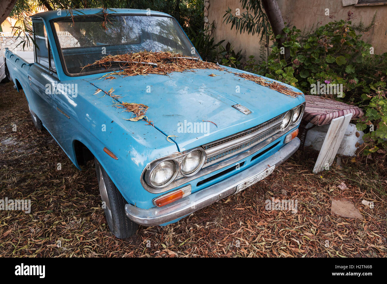 Zakynthos Greece - Agosto 16, 2016: vista ravvicinata del vecchio blu Datsun 1300 auto del raccoglitore Foto Stock