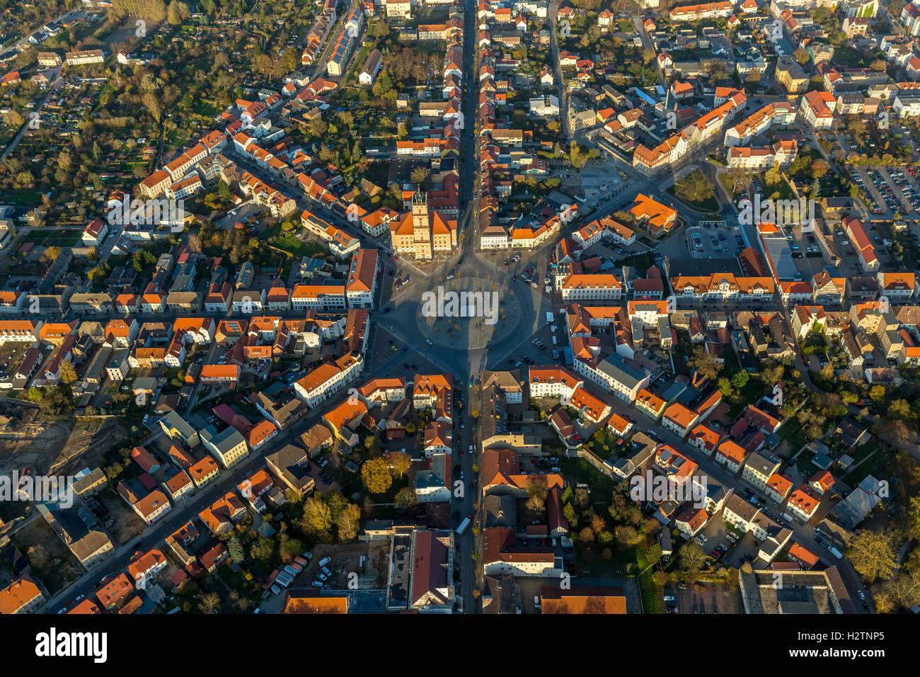 Fotografia aerea, marketplace Neustrelitz con il traffico di un cerchio, posto con otto assi e circolari di letto di fiori, urbanistica Foto Stock