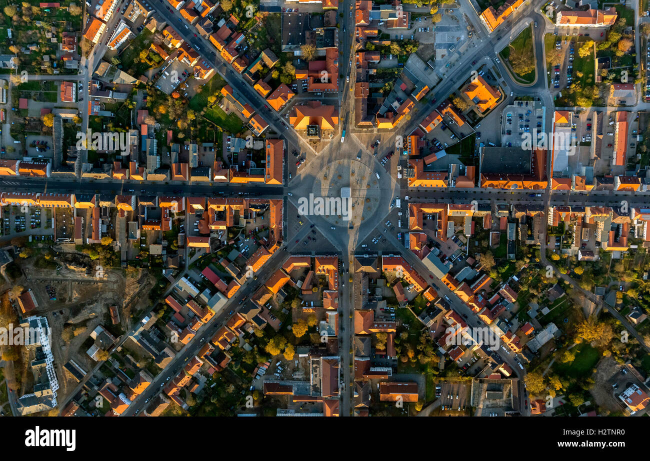 Fotografia aerea, marketplace Neustrelitz con il traffico di un cerchio, posto con otto assi e circolari di letto di fiori, urbanistica Foto Stock