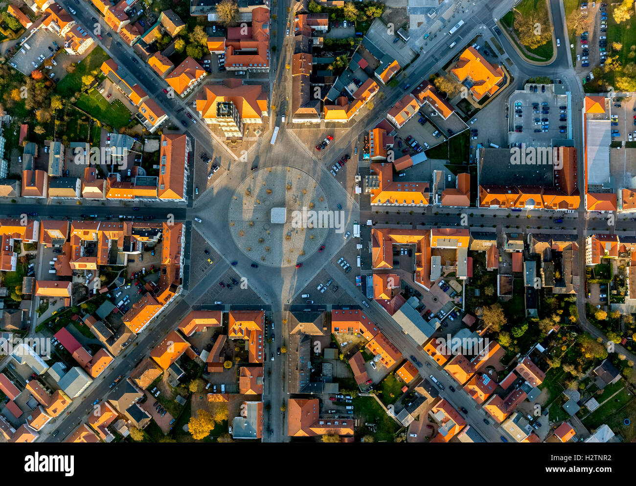 Fotografia aerea, marketplace Neustrelitz con il traffico di un cerchio, posto con otto assi e circolari di letto di fiori, urbanistica Foto Stock
