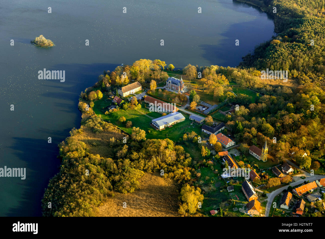 Fotografia aerea, Prillwitz nel lago Lieps con castello Prillwitz, Mecklenburg pianura pianura piena di laghi, Müritz, Mecklenburg- Foto Stock