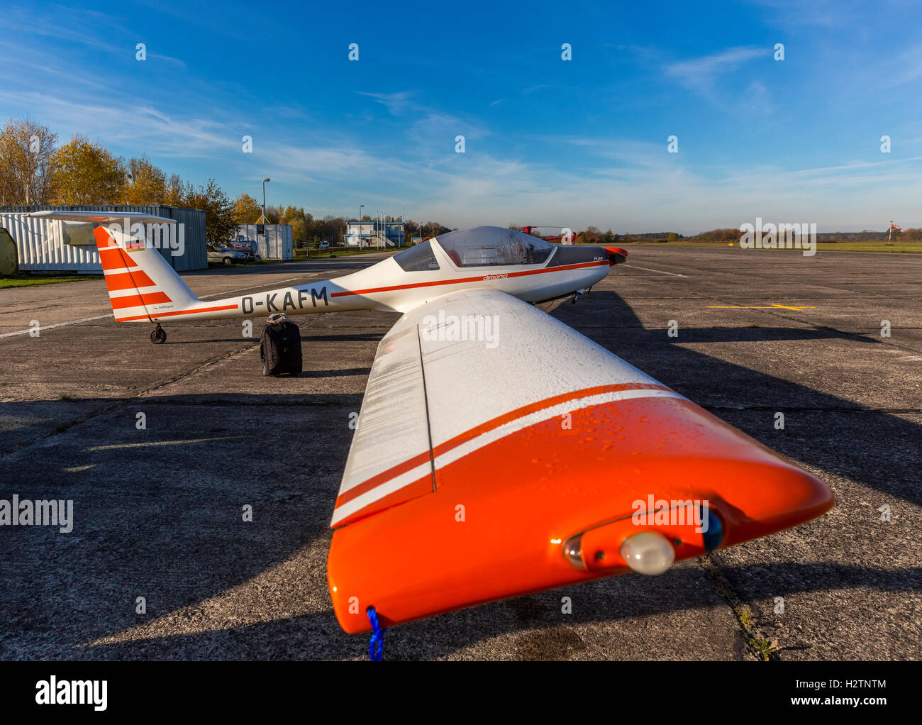 Motor sailer Dimona H36 al mattino foe sul piazzale dell'aeroporto Rechlin Airpark, Lärz, Mecklenburger Seenplatte,, Foto Stock