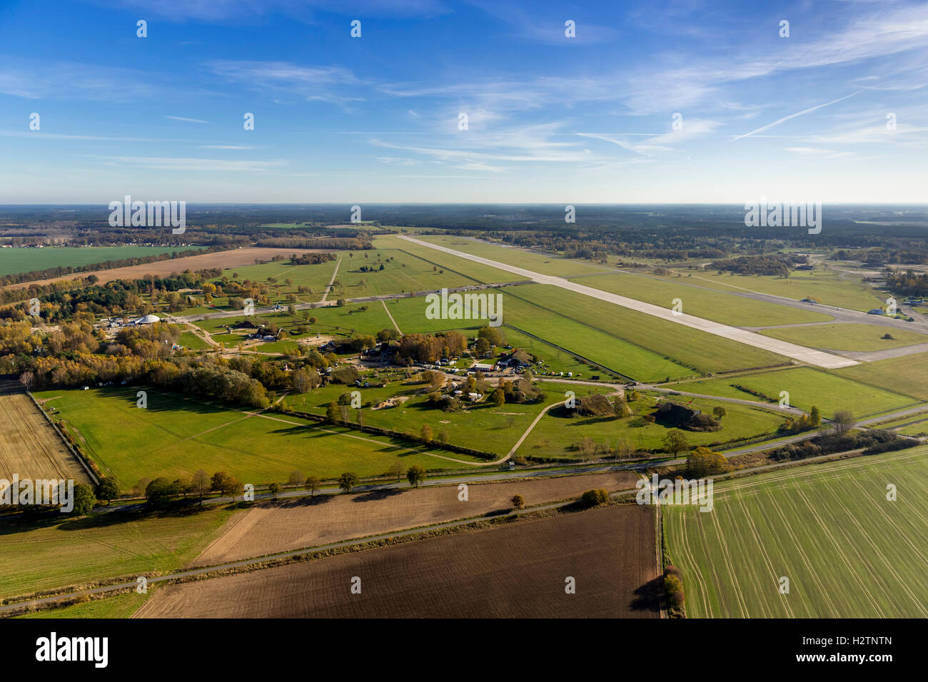 Foto aerea, airport airfield Rechlin-Lärz, Rechlin Airpark, pista, pista 07, Lärz, Mecklenburger Seenplatte, Foto Stock