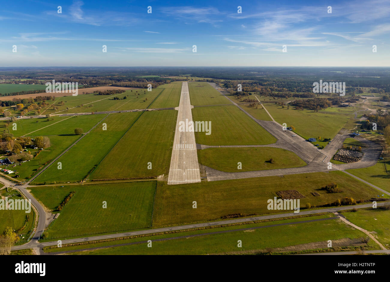 Foto aerea, airport airfield Rechlin-Lärz, Rechlin Airpark, pista, pista 07, Lärz, Mecklenburger Seenplatte, Foto Stock