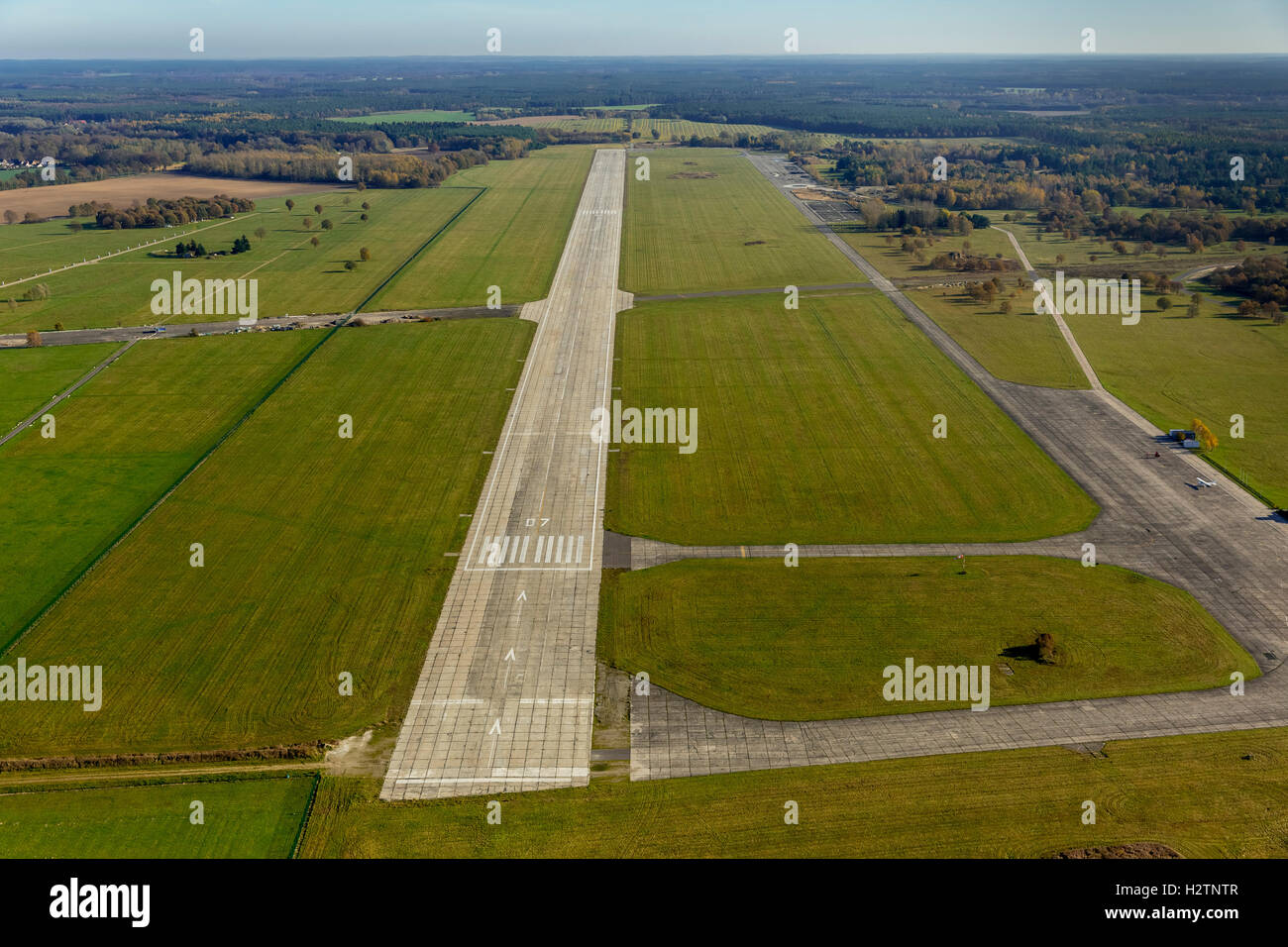 Foto aerea, airport airfield Rechlin-Lärz, Rechlin Airpark, pista, pista 07, Lärz, Mecklenburger Seenplatte, Foto Stock