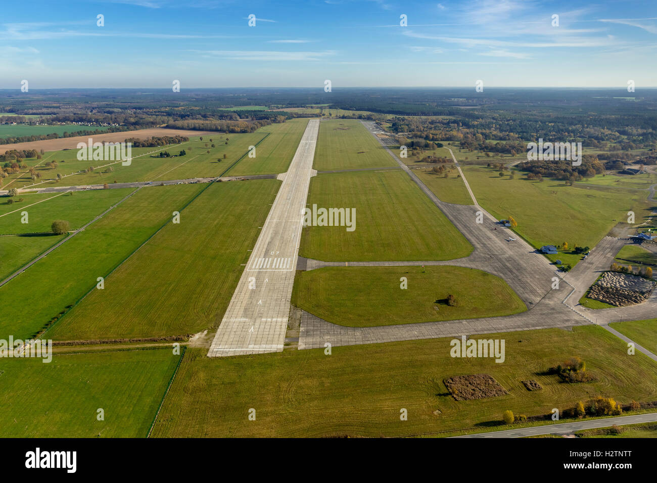 Foto aerea, airport airfield Rechlin-Lärz, Rechlin Airpark, pista, pista 07, Lärz, Mecklenburger Seenplatte, Foto Stock