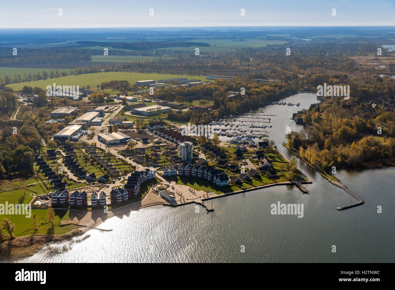 Vista aerea, cottage, capitano case, Rechlin-Nord Harbour Village e la filiale canal a Claassee, Rechlin, con Marina Foto Stock