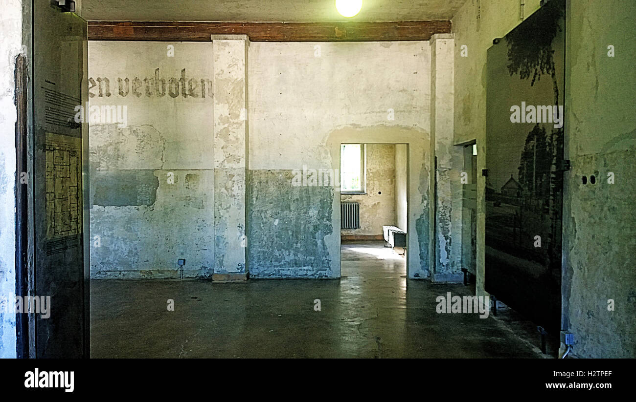 Dachau, Germania - Vista del campo di concentramento nazista memorial, mostra permanente presso l'edificio della manutenzione,camp interni Foto Stock