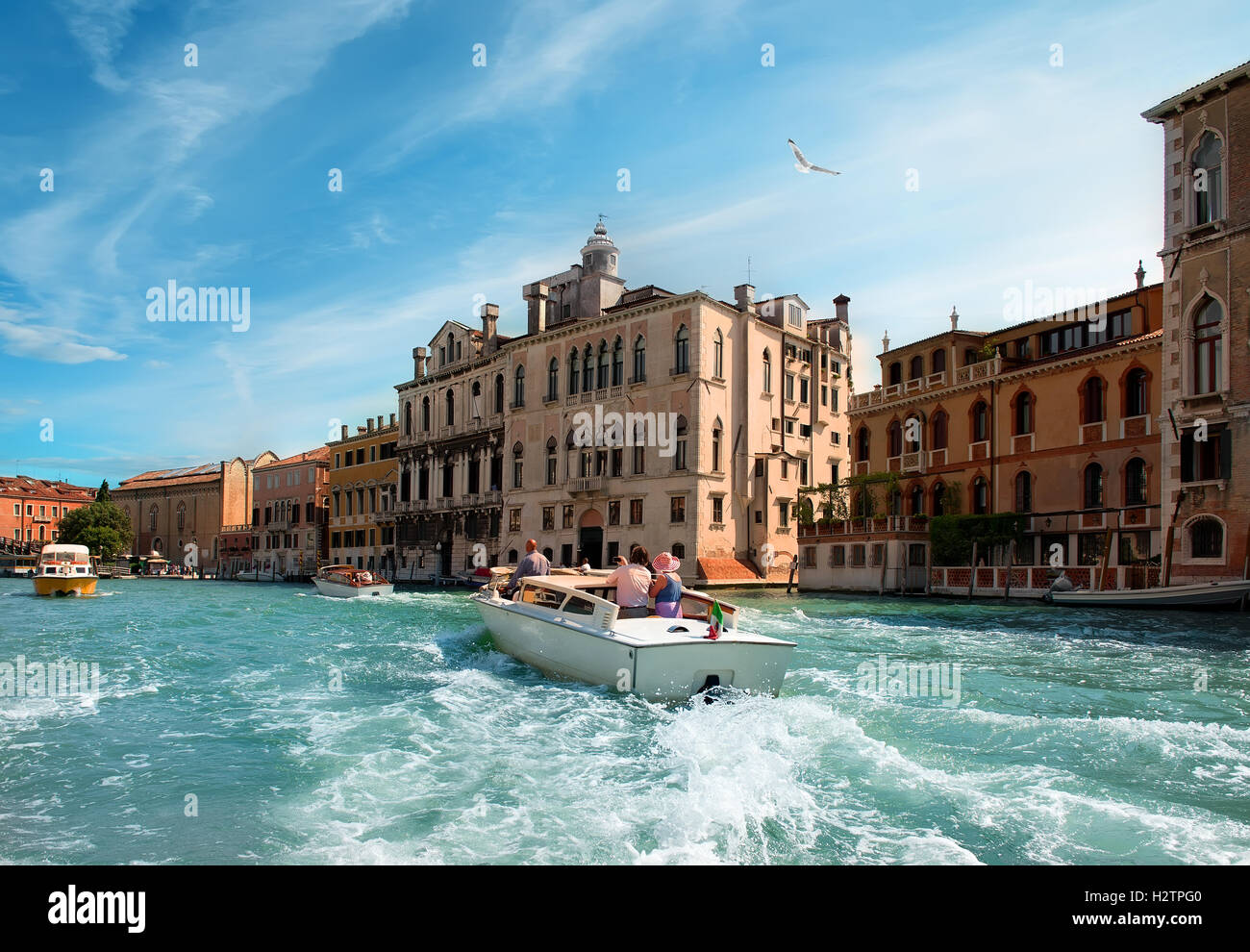 Caldo giorno d'estate nella romantica Venezia, Italia. Vista dal ponte del mondo accademico Foto Stock