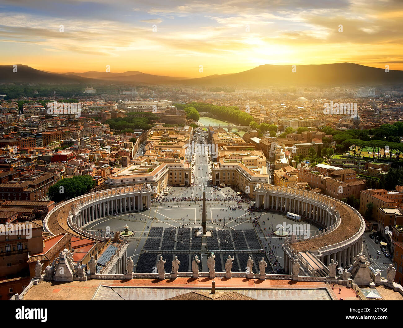 Vista sulla città del Vaticano dalla cima al tramonto, Italia Foto Stock