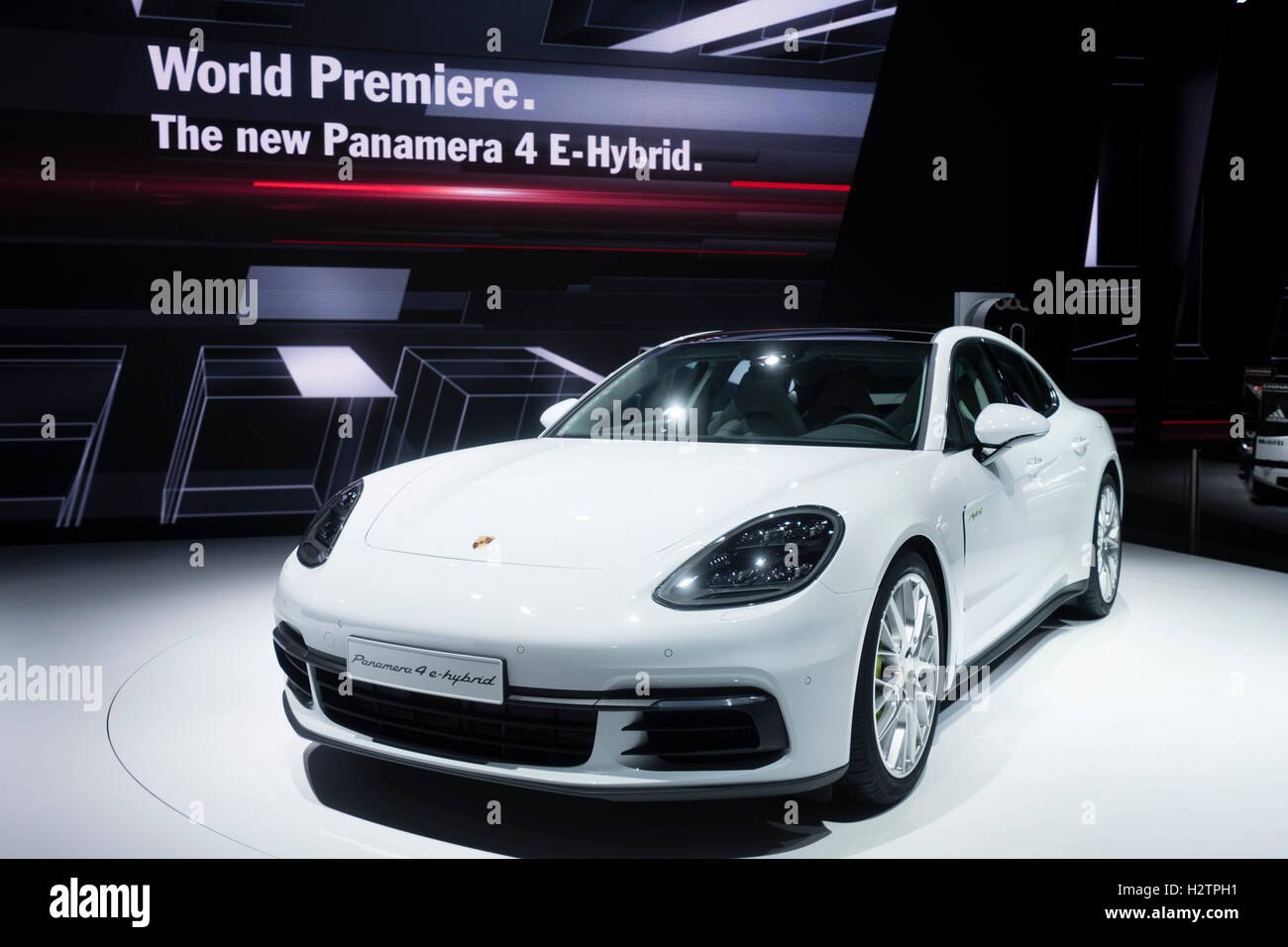 Nuova Porsche Panamera 4 E-ibrido, a Premiere mondiale lancio al Paris Motor Show 2016 Foto Stock