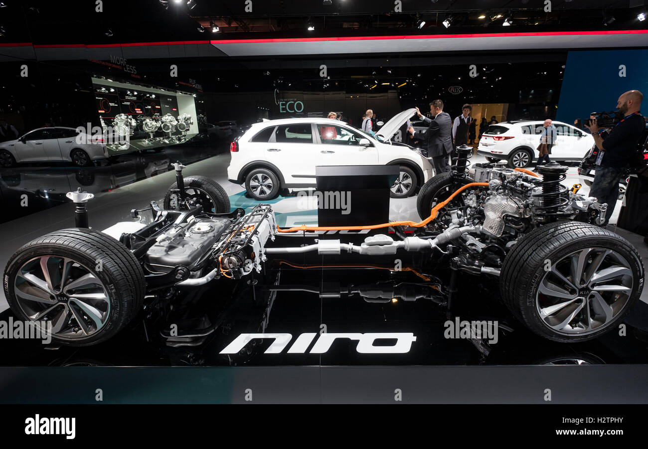 Vista del motore e telaio della nuova Kia Niro crossover veicolo ibrido al Paris Motor Show 2016 Foto Stock