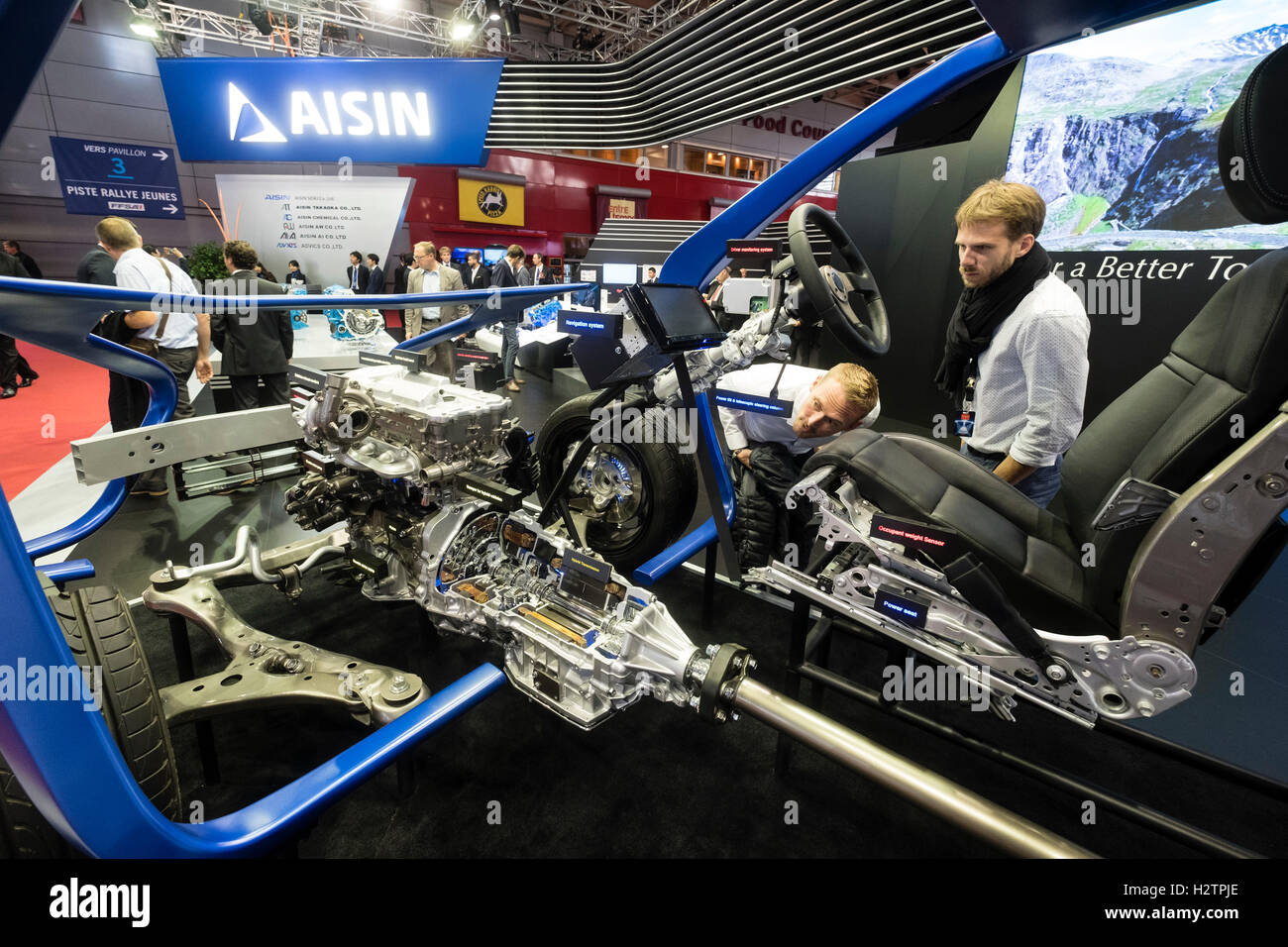 Società Aisin visualizzando il loro più recente tecnologia di auto al Motor Show di Parigi 2016 Foto Stock