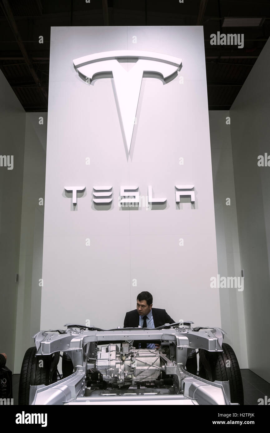 Display del telaio della Tesla Model X al Paris Motor Show 2016 Foto Stock