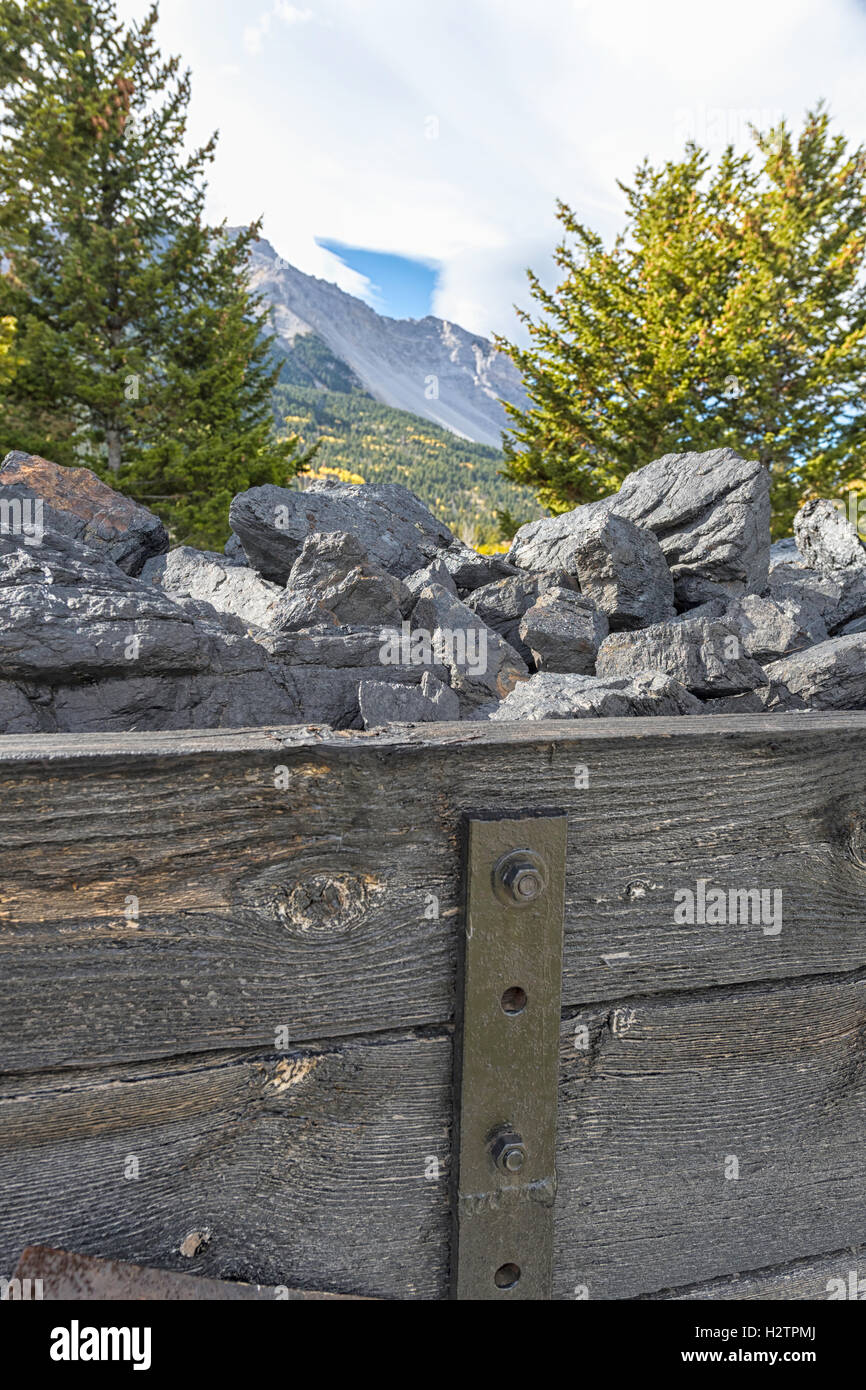 Carrello carbone monumento di The Hillcrest Cemetery in Alberta Canada. Turtle mountain in background Foto Stock