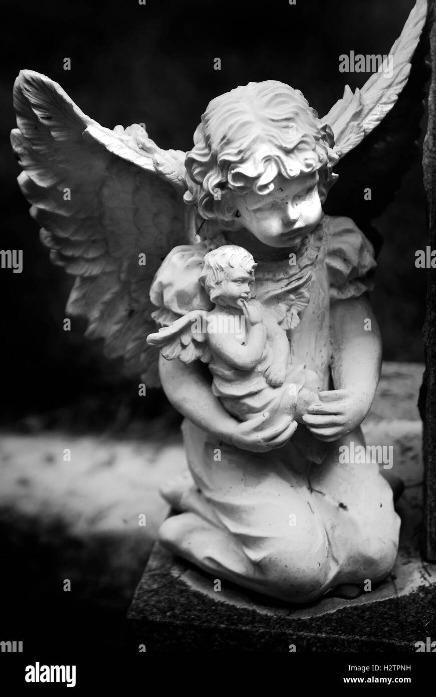 Antica statua in marmo di un angelo alato con stese la mano Foto Stock