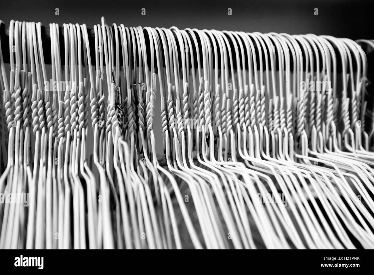 Molti diversi filo metallico appendiabiti in pole per appendere i vestiti in armadio storage Foto Stock