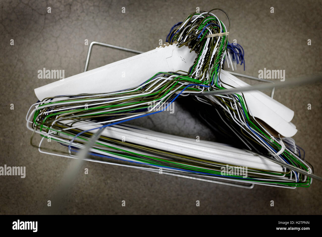 Molti diversi filo metallico appendiabiti in pole per appendere i vestiti in armadio storage Foto Stock