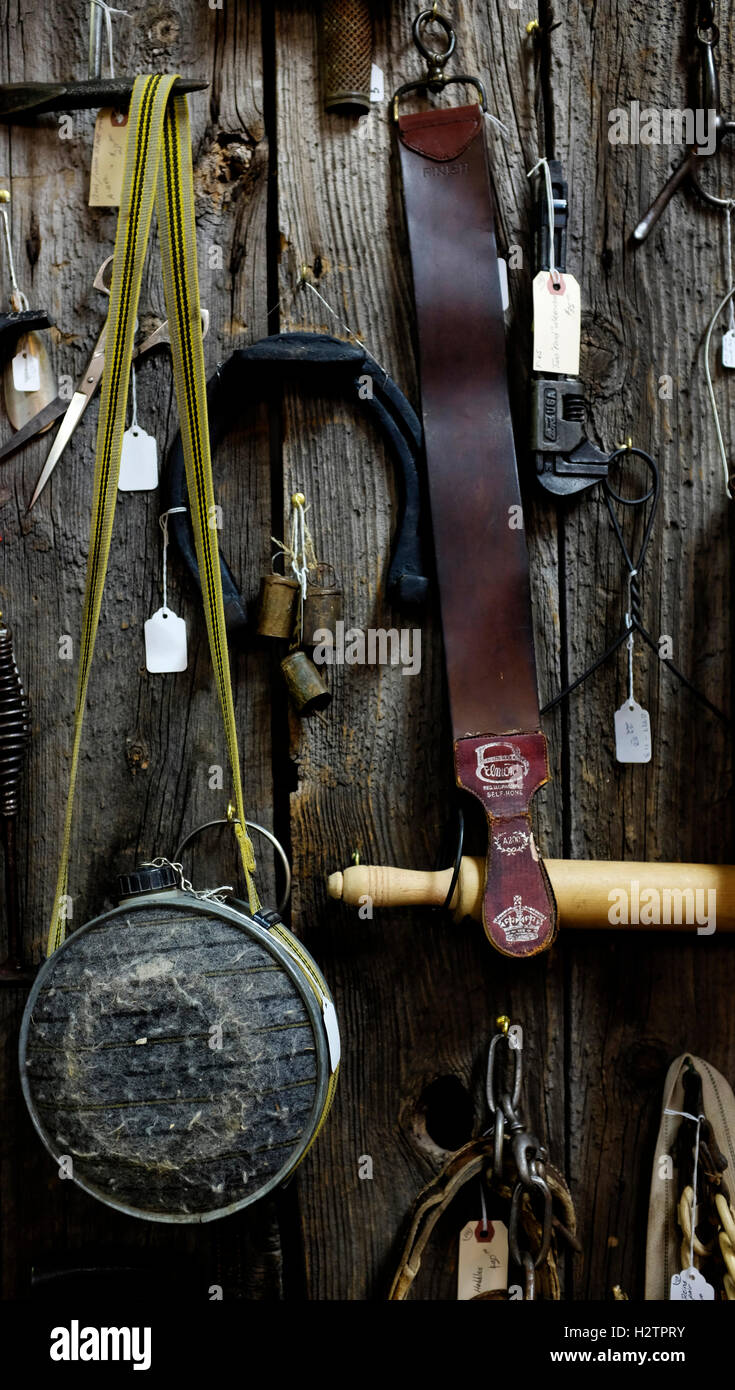 Vintage pannelli di parete mensa a ferro di cavallo catena cinturino in pelle Foto Stock