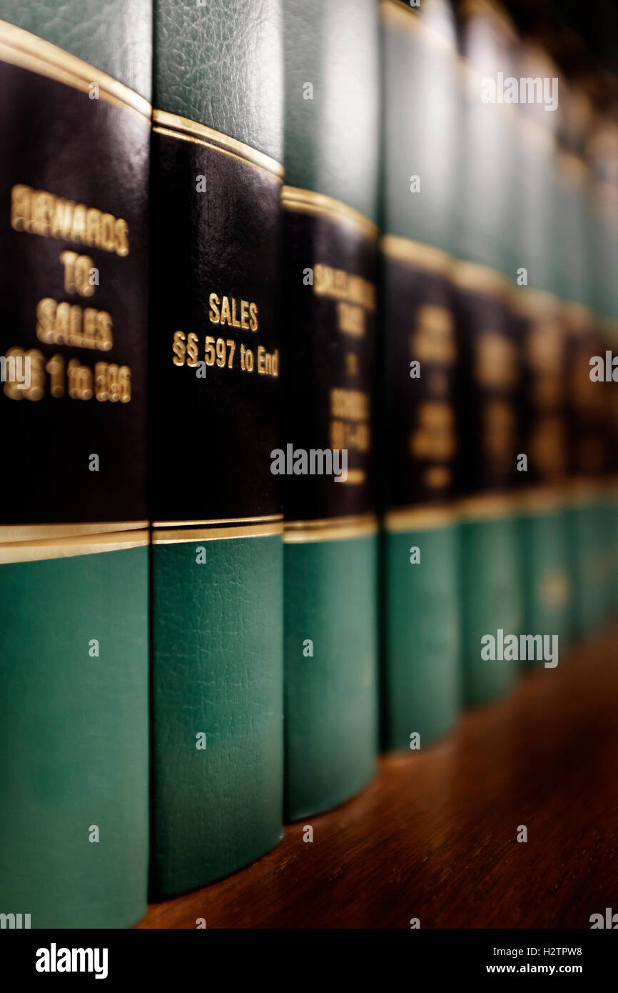 Close up di diversi volumi di legge libri di codici e statuti per le vendite Foto Stock