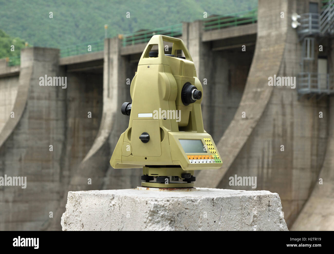 Geodetiche strumento di misurazione sul pilastro per il monitoraggio di deformazioni Foto Stock