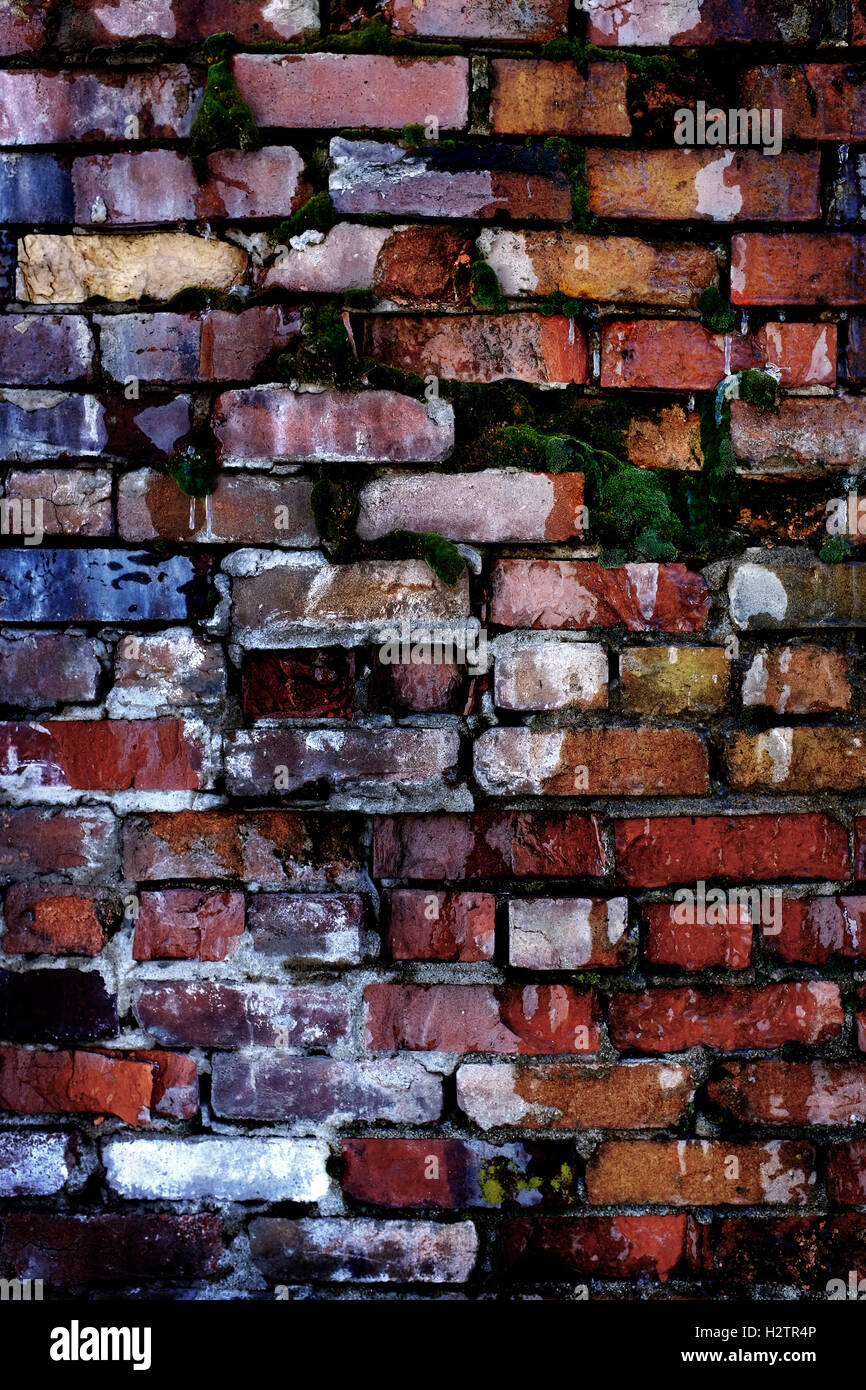 La colorata Vecchia mattoni su parete che si sta disgregando Foto Stock