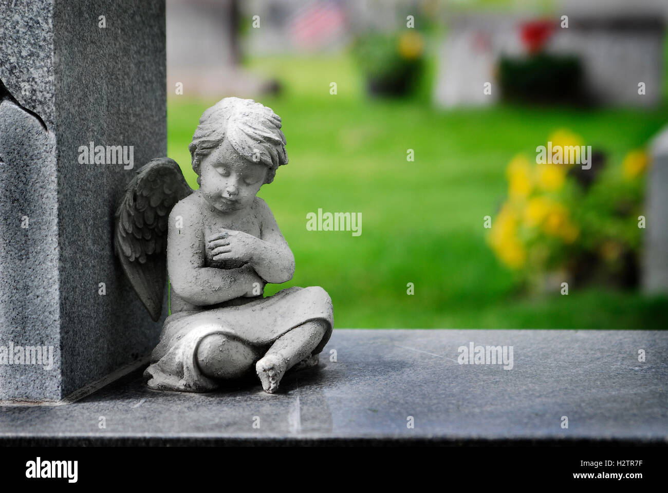 Angelo cherubino statua con ali scolpito in pietra in granito simbolo religioso mettendo in salamoia di speranza e di amore Foto Stock Angelo cherubino statua con ali scolpito in pietra in granito simbolo religioso mettendo in salamoia di speranza e di amore Foto Stock