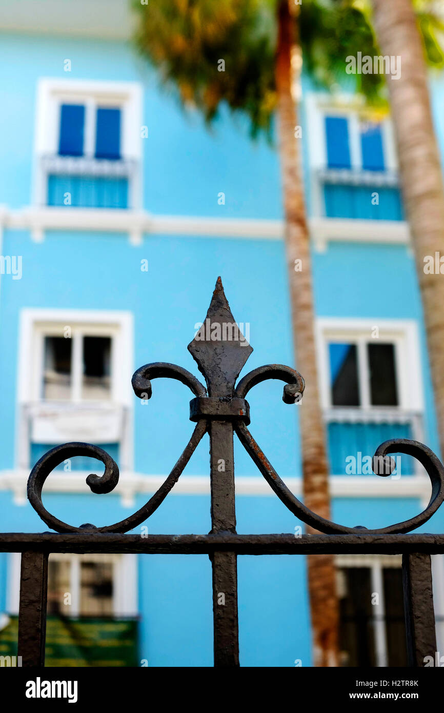 Dettaglio di ferro lavorato recinzione edificio blu palme residenza di vacanze Foto Stock