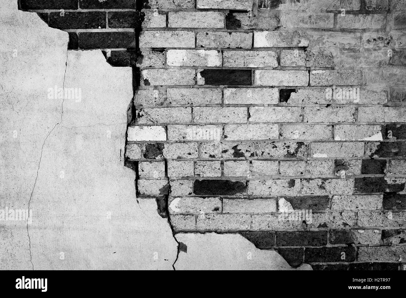 Dettaglio della parete Stucco gesso cade a pezzi vecchi mattoni di frantumazione Foto Stock