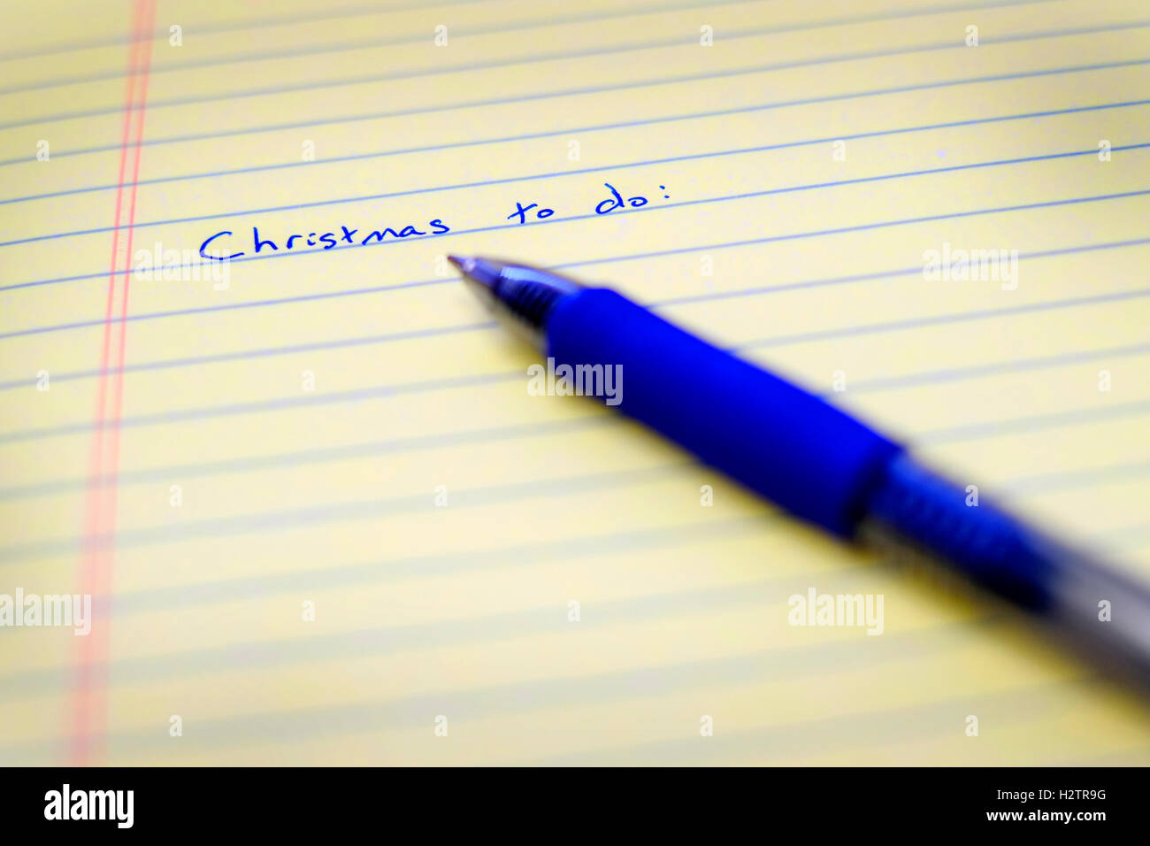 Primo piano del Natale elenco impegni scritti sulla carta con penna blu progettazione organizzazione Foto Stock