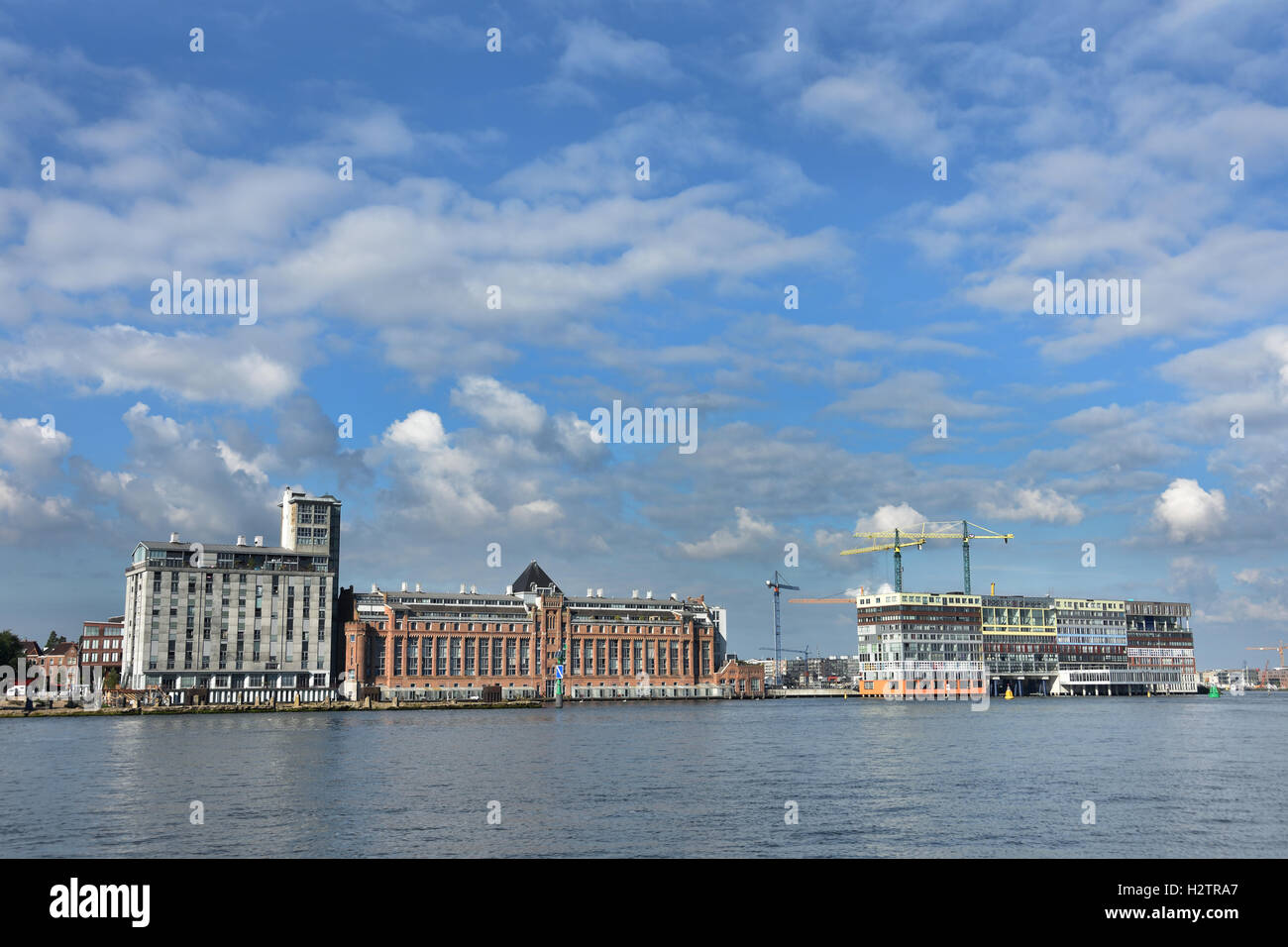 Amsterdam Paesi Bassi architettura moderna Appartamenti su Westerdoksdijkand tra Oude Houthaven e IJ Port Harbour canal Foto Stock